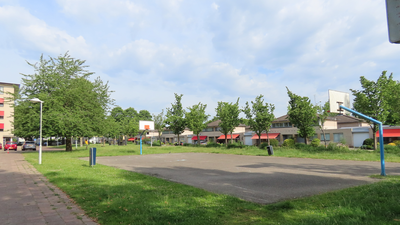 915084 Gezicht op het basketbalveld tussen de Windstilte en de Keerkring (achtergrond) in de wijk 't Weer te De Meern ...